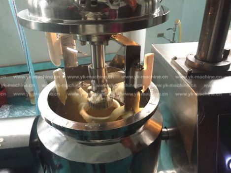 上海食品行業(yè)客戶到我公司進(jìn)行調(diào)料乳化機(jī)試機(jī)！